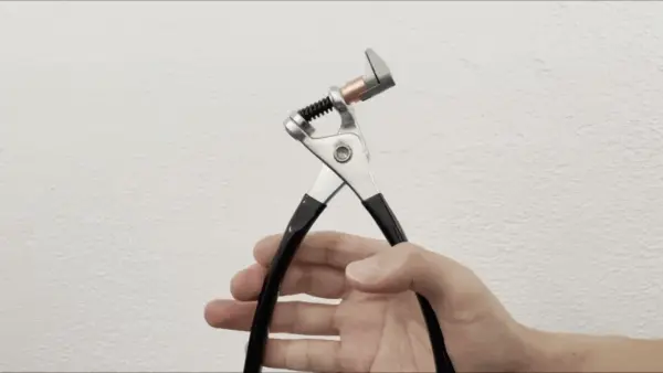 専用プライヤーで開閉